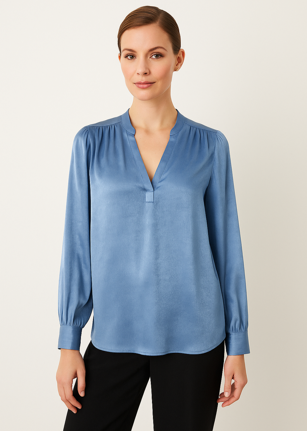 Blusa de satén azul con escote en V